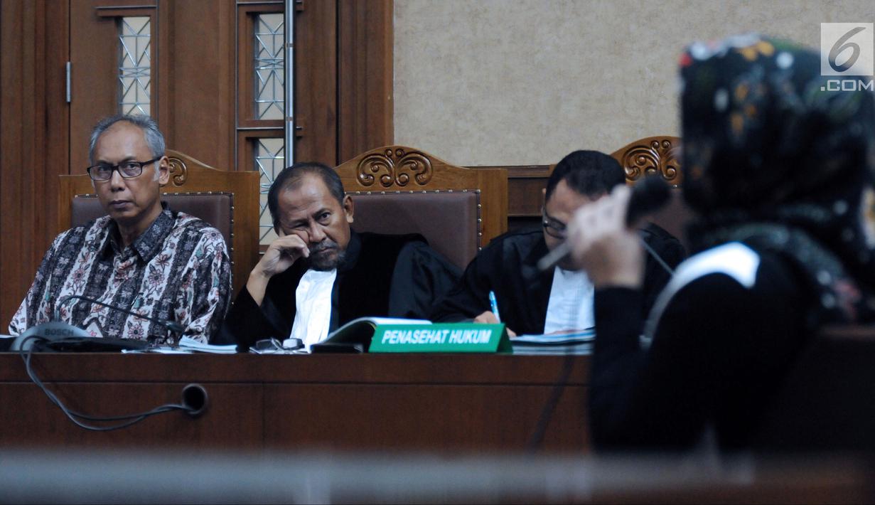 Terdakwa perkara merintangi penyidikan dugaan korupsiE-KTP, Bimanesh Sutarjo menyimak kesaksian Deisti Astriani Tagor pada sidang lanjutan di Pengadilan Tipikor, Jakarta, Senin (16/4). Sidang mendengar keterangan saksi. (Liputan6.com/Helmi Fithriansyah)