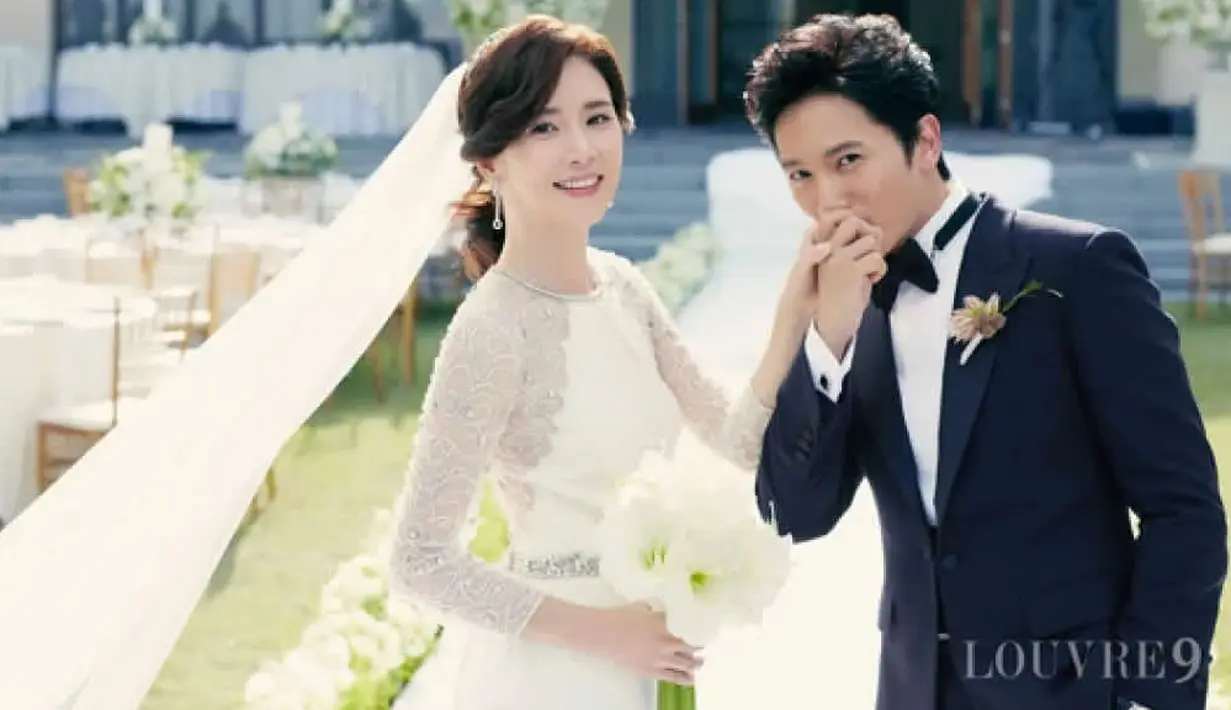 Setelah bermain dalam Save The Last Dance For Me pada 2004, Ji Sung dan Lee Bo Young pun berpacaran. Mereka pun menikah pada 2013, dan dikaruniai putri cantik pada 2015. (Foto: koreaboo.com)