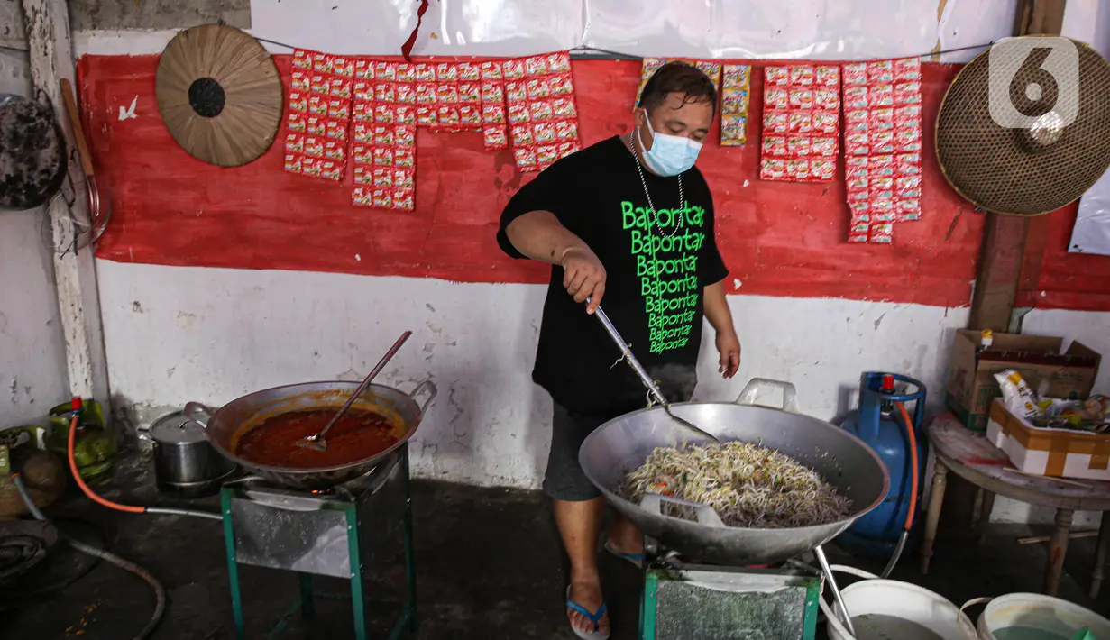 Relawan memasak makanan di dapur umum peduli COVID-19 di kawasan Karet Semanggi, Jakarta, Selasa (13/7/2021). Warga Karet Semanggi mendirikan dapur umum untuk membantu mereka yang sedang isolasi mandiri dan terdampak kebijakan PPKM Darurat. (Liputan6.com/Faizal Fanani)