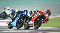 Pebalap Suzuki, Andrea Iannone (29), berduel dengan rider Repsol Honda, Marc Marquez (93), pada balapan MotoGP Qatar di Sirkuit Losail, Minggu (26/3/2017). (Autosport)