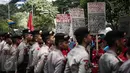 Petugas kepolisian menjaga ketat aksi long march menuju Istana Negara dalam Aksi Nasional Gema Demokrasi di Jakarta, Sabtu (21/5).  Dalam aksi tersebut massa menuntut agar tidak terjadi kebangkitan Orde Baru dan Militerisme. (Liputan6.com/Faizal Fanani)