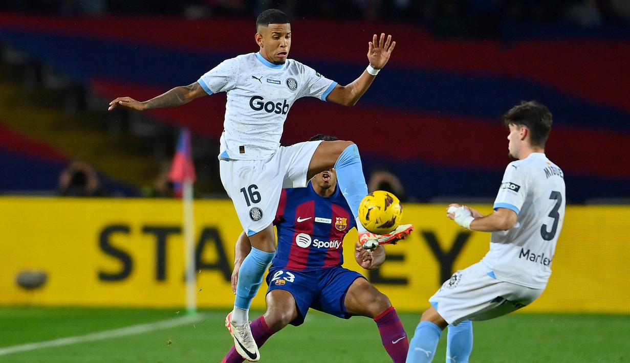Savio merupakan pemain pinjaan dari klub Ligue 2 Prancis, ES Troyes. Meskipun baru memperkuat Girona musim ini, namun Savio mampu tampil produktif sebagai winger kiri dengan torehan 4 gol dan 5 assist. (AFP/Pau Barrena)