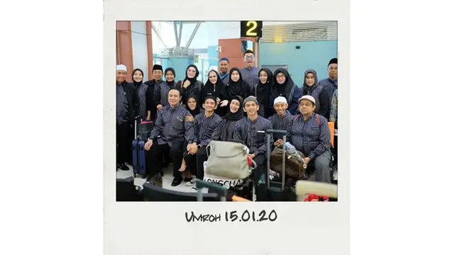 Momen Rizki dan Ridho bersama rombongan lainnya di bandara Soekarno Hatta sebelum berangkat ibadah umrah.