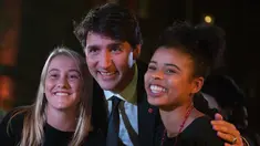 Perdana Menteri (PM) Kanada, Justin Trudeau berfoto bersama dua siswi SMA ketika menghadiri acara Fortune Most Powerful Women Summit 2017 di Washington, Selasa (10/10). (AFP Photo / Andrew CABALLERO-REYNOLDS)