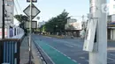 Suasana Jalan Matraman Raya yang sepi dari aktivitas ibadah salat id di Jakarta, Minggu (24/5/2020). Adanya pandemi Covid-19 menyebabkan kegiatan salat id 1441 H di lokasi tersebut ditiadakan. (Liputan6.com/Immanuel Antonius)