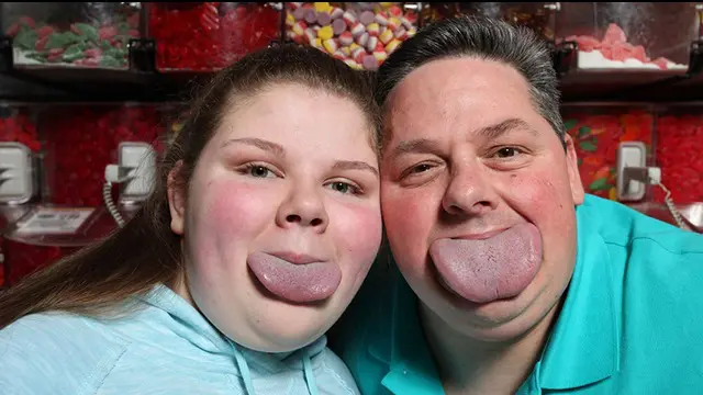 Byron Schlenker serta putrinya, Emily yang memiliki lidah terlebar dan terluas di dunia.