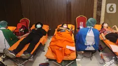 Warga mendonorkan darahnya dalam rangka Bakti Sosial HUT Ke-10 MRCCC Siloam Semanggi di Jakarta, Rabu (14/7/2021). Bakti Sosial donor darah yang bekerjasama dengan PMI DKI Jakarta guna memenuhi kebutuhan stok darah di massa pandemi. (Liputan6.com/HO/MRCCC)