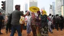 Emak-emak dari masyarakat pencinta kebaya dan sarung Indonesia foto bersama saat mengikuti parade di Bundaran HI, Jakarta, Minggu (28/7/2019). Parade tersebut bertujuan untuk mengajak masyarakat agar mencintai busana tradisional khas Indonesia. (Liputan6.com/Angga Yuniar)