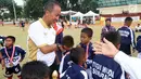 Menteri Sosial Agus Gumiwang menyalami anak-anak saat mengunjungi dan menyaksikan sekaligus menutup Turnamen Asiana Cup IV di Jakarta, Minggu (14/10). Asiana Cup membina pesepak bola usia dini. (Liputan6.com/JohanTallo)