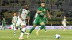 Pemain PSMS Medan, Angelo Meneses (kanan), berusaha menutup pergerakan winger Persebaya Surabaya, Yann Mabela, pada laga kedua Grup B Piala Presiden 2026 di Stadion Gelora Bung Tomo, Surabaya, Jawa Timur, Rabu (29/7/2026). Meski mendapat tekanan ketat sepanjang pertandingan, Persebaya tetap mampu mengamankan kemenangan tipis 1-0 atas PSMS sekaligus memastikan langkah ke babak semifinal. (Bola.com/Wahyu Pratama)