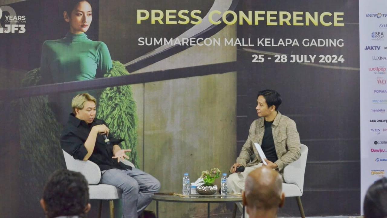 Desainer ternama, Ernesto Abram kembali menghadirkan koleksi terbaru yang menggali kekayaan budaya Indonesia dengan sentuhan modern dalam acara JF3 Fashion Festival di Jakarta, Minggu (28/7/2024).