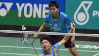 Ganda putri Indonesia Apriyani Rahayu/Siti Fadia Silva saat bertanding melawan Zhang Shu Xian/Zheng Yu dari China pada pertandingan final turnamen bulu tangkis Malaysia Open di Bukit Jalil Axiata Arena, Kuala Lumpur, Malaysia (3/7/2022). Apri/Fadia menang dengan skor 21-18, 12-21, dan 21-19. (AP Photo/Vincent Thian)