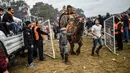 Seorang boacah membawa untanya meninggalkan arena setelah memenangkan pertarungan dalam Selcuk Camel Wrestling Festival di Kota Selcuk, Turki, Minggu (20/1). Ratusan warga Turki biasanya menghadiri langsung pertandingan gulat ini. (BULENT KILIC/AFP)