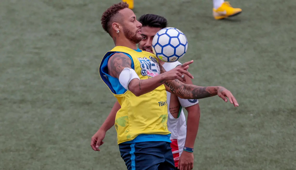 Bintang sepak bola Brasil, Neymar mengontrol bola dengan dadanya saat turnamen untuk badan amal Neymar Junior Project Institute di Praia Grande, Sao Paulo, Brasil, Sabtu (21/7). (Miguel SCHINCARIOL/AFP)
