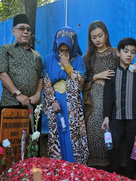 Bagi keluarga, ini merupakan lebaran pertama tanpa kehadiran Jupe. Sebagai adik, Della tentu punya kenangan dengan sang kakak ketika lebaran di tahun-tahun sebelumnya. Salah satunya adalah main petasan saat malam Takbiran. (Adrian Putra/Bintang.com)