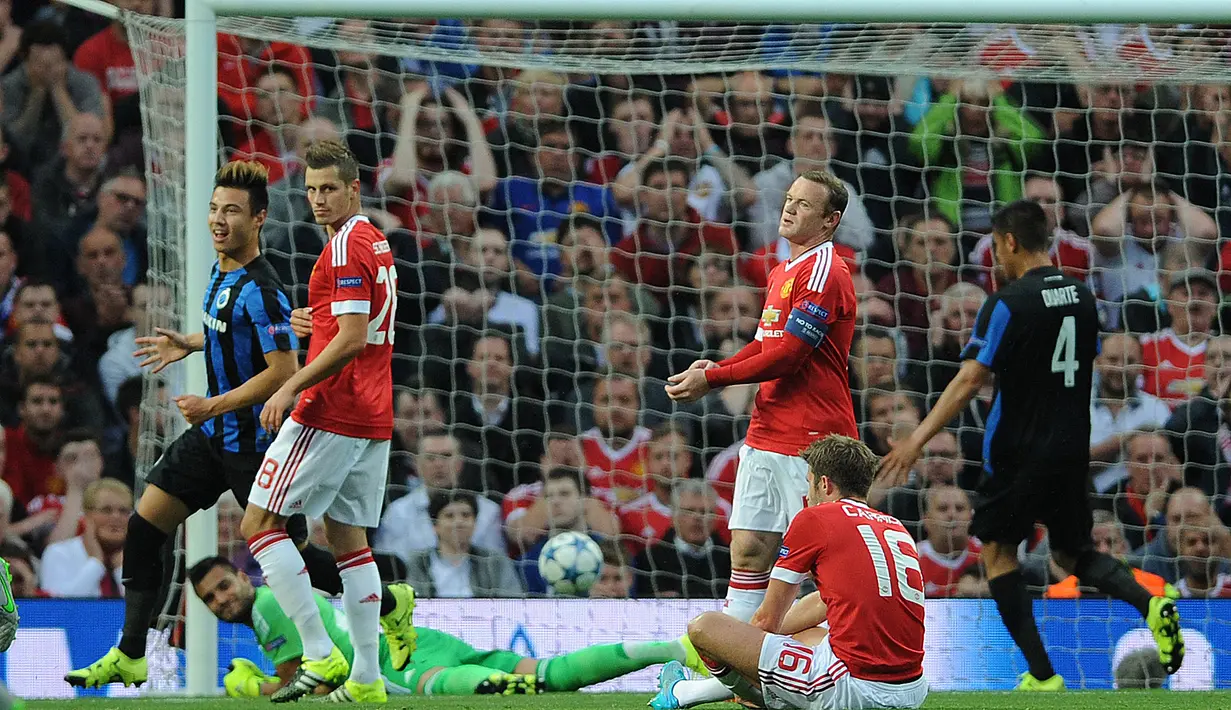 Michael Carrick mencetak gol ke gawang sendiri di menit ke-8. (EPA/Peter Powell)