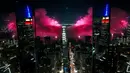 <p>Kembang api meledak di atas East River selama pertunjukan tahunan ke-47 Macy's 4th of July Fireworks dengan Empire State Building tercermin dari Summit One Vanderbilt di New York City, Amerika Serikat, Selasa (4/7/2023). Pesta kembang api memeriahkan Hari Kemerdekaan Amerika Serikat. (Alexi J. Rosenfeld/Getty Images/AFP)</p>