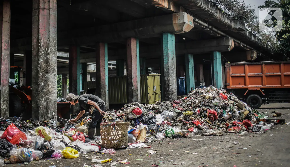 Pemulung memilah sampah di kolong tol Wiyoto Wiyono, Jalan sungai Bambu Raya, Tanjung Priok, Jakarta, Selasa (5/11/2019). Tumpukan sampah hingga menutupi badan jalan di Sungai Bambu Raya sempat viral di media sosial. (Liputan6.com/Faizal Fanani)