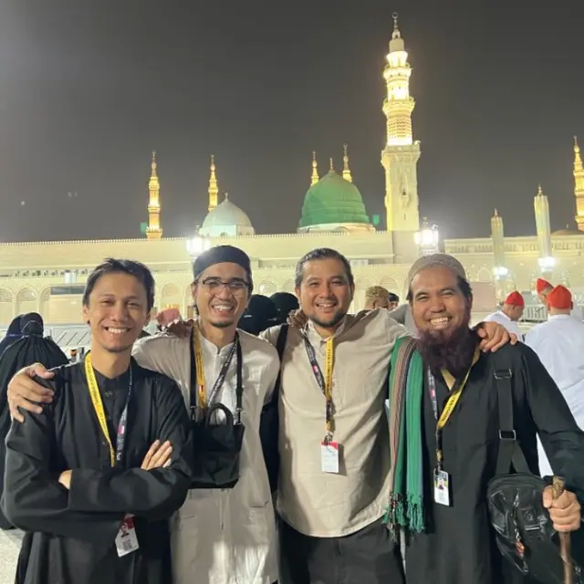 Personel Sheila On 7 Umrah Sekaligus Reuni , Impian Selama 18 Tahun Terwujud