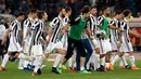 Pemain Juventus berselebrasi usai pertandingan melawan AS Roma pada lanjutan Liga Serie A Italia di stadion Olimpiade, (13/5). Tim asal Turin kini sudah mengoleksi 34 gelar scudetto. (AP Photo/Gregorio Borgia)