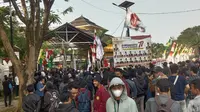 Massa aksi tolak kenaikan BBM di Banten merobek