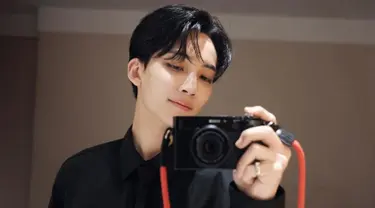 Penampilan Jeonghan Seventeen dengan gaya rambut undercut ini menjadi salah satu favorit penggemar. Pria kelahiran 4 Oktober 1995 ini tampil dengan rambut hitamnya serta dalam balutan outfit serba hitam. (Liputan6.com/IG/@jeonghaniyoo_n)