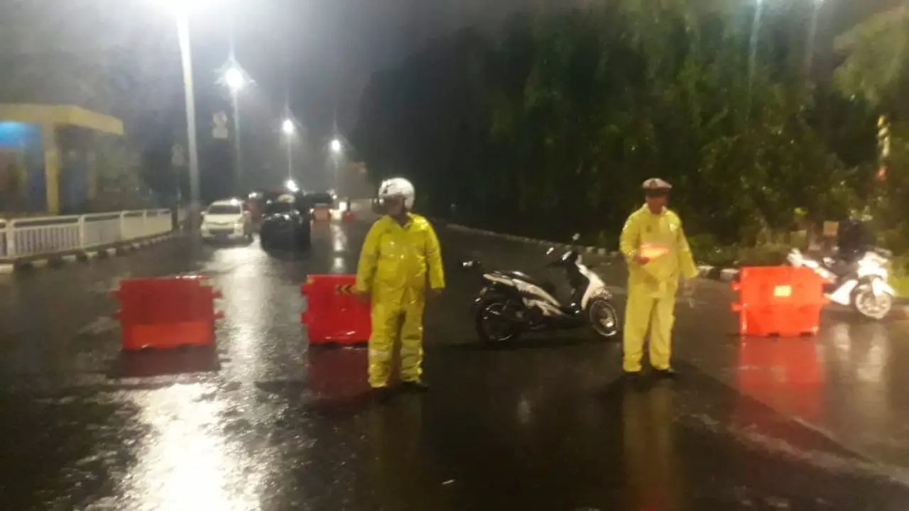 Banjir setinggi 1 meter menggenangi underpass Jalan DI Panjaitan, Jakarta Timur.