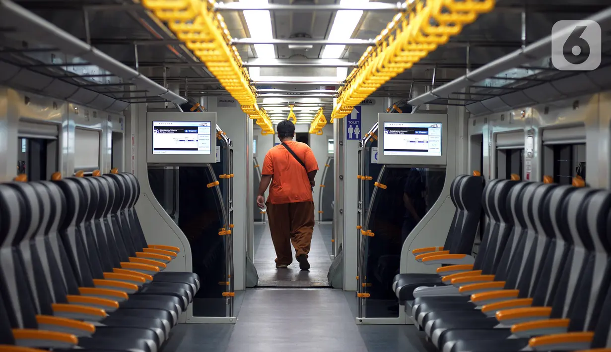 Penumpang berjalan dalam Kereta Bandara Premium di Stasiun Manggarai, Jakarta, Sabtu (3/4/2021). Harga tiket Kereta Bandara Premium lebih murah dari kelas eksekutif yang dipatok Rp 70 ribu. (merdeka.com/Imam Buhori)