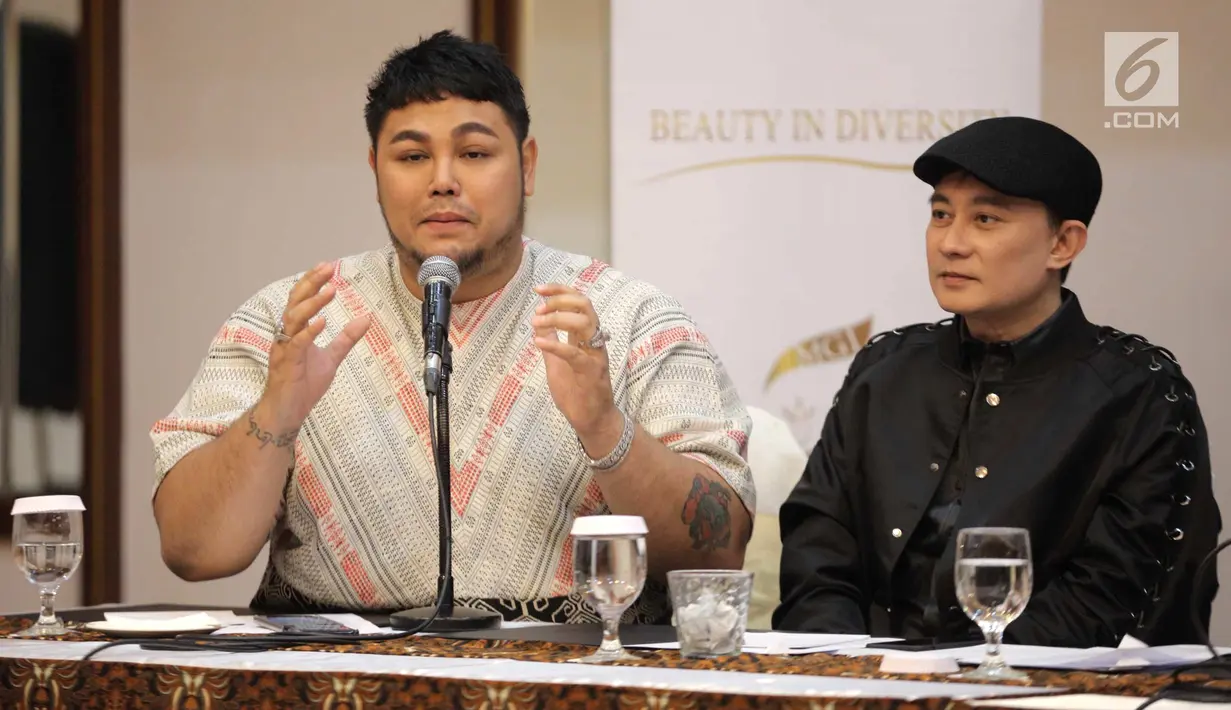 Advisor Miss Grand Indonesia, Ivan Gunawansaat memberikan keterangan pers kontes kecantikan Miss Grand Indonesia 2018 di Jakarta, Jumat (6/7). Kontes kecantikan menampilkan wanita muda berkualitas pertama kali digelar. (Liputan6.com/Faizal Fanani)