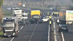 Petugas darurat berada di lokasi tabrakan beruntun di Jalan D12 antara La Roche-sur-Yon dan Les Sables d'Olonne, sebelah barat Prancis, Selasa (20/12). Kecelakaan yang melibatkan sekitar 50 kendaraan itu menewaskan 5 orang. (JEAN-FRANCOIS MONIER/AFP)