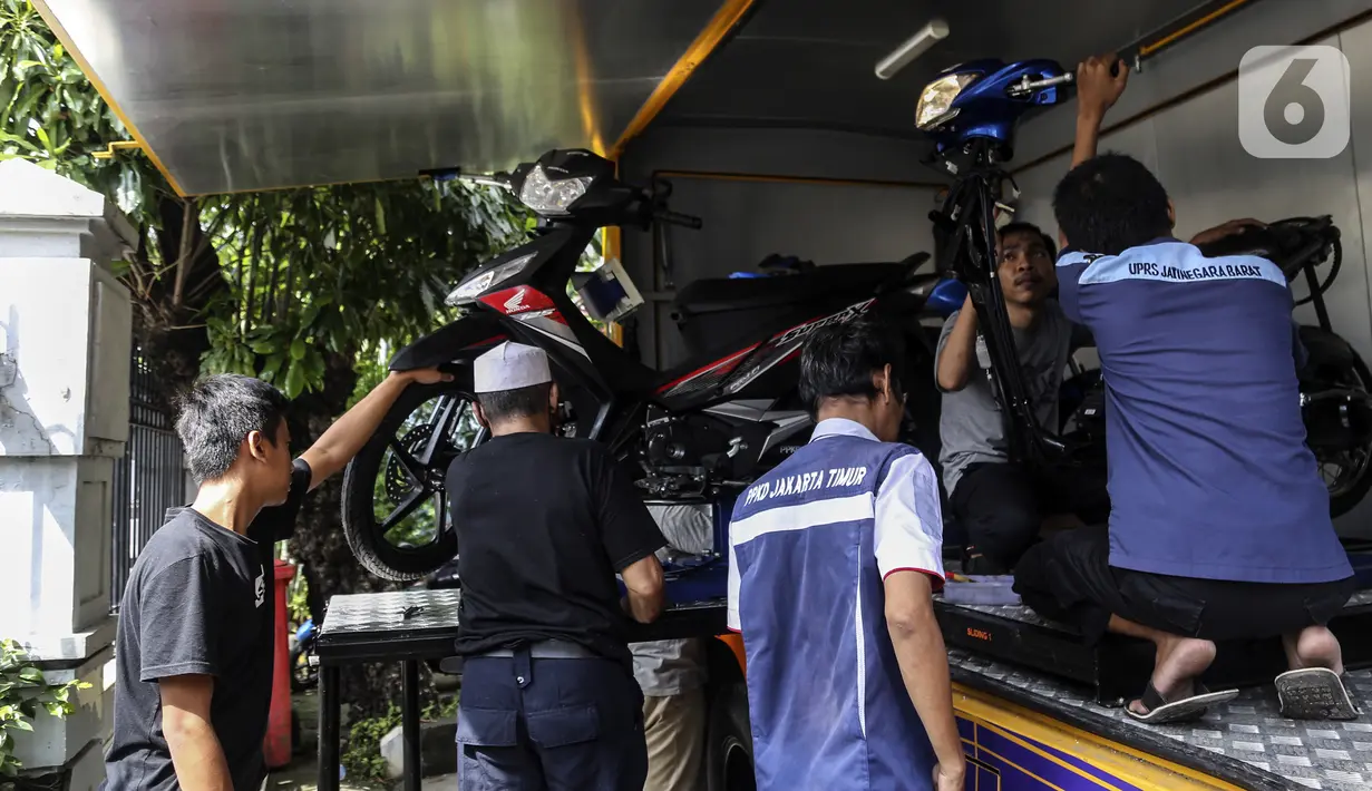 Instruktur memberikan materi kepada warga yang mengikuti pelatihan perbengkelan sepeda motor di Rusun Jatinegara Barat, Jakarta, Kamis (2/6/2022). Pusat Pelatihan Kerja Daerah Jakarta Timur melaksanakan program jemput bola pelatihan perbengkelan secara gratis bagi warga Rusun Jatinegara Barat sebagai upaya mendorong penyiapan tenaga siap kerja dan mengurangi angka pengangguran. (Liputan6.com/Johan Tallo)