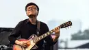 Gitaris jazz Daniel Dyonisius saat tampil pada hari kedua BNI Java Jazz Festival 2022 di JIExpo Kemayoran, Jakarta Pusat, Sabtu (28/5/2022). Perhelatan musik BNI Java Jazz Festival 2022 digelar pada 27-29 Mei dengan menampilkan musisi-musisi dari dalam dan luar negeri. (Liputan6.com/Johan Tallo)