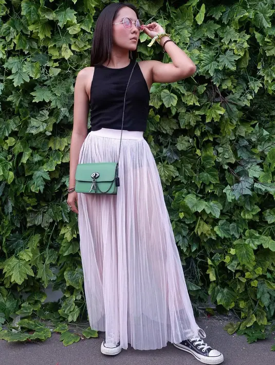 Seperti ini misalnya, ia memakai rok panjang yang transparan dan memadukannya dengan atasan you can see berwarna hitam. Gayanya semakin kasual lantaran ia mengenakan sneakers kecenya. (Instagram/lalakarmela)