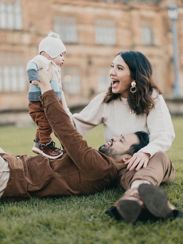 6 Gaya Pemotretan Keluarga Kecil Acha Sinaga, Baby Lucas Curi Perhatian