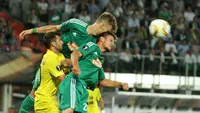 Pemain Rapid, Max Hofmann dan Mario Pavelic, berduel di udara dengan pemain Villarreal CF, Leo Baptistao di laga fase grup Liga Europa di Stadion Ernst Happel, Wina, Austria, Kamis (18/9/2015) dini hari WIB. (Bola.com/Reza Khomaini)
