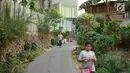 Warga berjalan kaki di Kampung Kebon Melati, Jakarta Pusat, Selasa (24/9/2019). Kampung Kebon Melati semakin menyempit sejak tahun 1990-an. (Liputan6.com/Immanuel Antonius)
