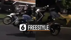 Aksi berbahaya dilakukan oleh pengendara motor ini karena melakukan freestyle di jalanan. Pengendara tersebut terdiri dari satu pria dan satu wanita.