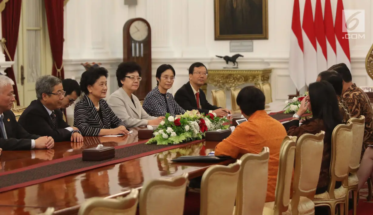 Wakil Perdana Menteri Tiongkok Liu Yandong menemui Presiden Joko Widodo (Jokowi) dalam kunjungan kehormatan di Istana Merdeka, Jakarta, Rabu (29/11). Dalam pertemuan itu Jokowi didampingi sejumlah menteri Kabinet Kerja. (Liputan6.com/Angga Yuniar)