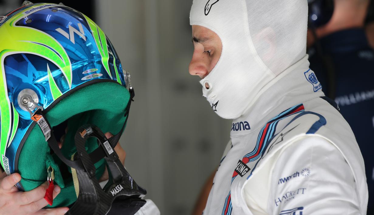 Felipe Massa sedang mempersiapkan diri jelang latihan bebas pertama di Sirkuit Internasional Bahrain, Jumat (17/4/2015). (AP Photo/Kamran Jebreili)