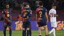 Pemain Barcelona, Gavi merayakan kemenangan atas Sevilla bersama Inigo Martinez setelah laga lanjutan Liga Spanyol 2024/2025 yang berlangsung di Estadi Olimpic Lluis Companys, Barcelona, Spanyol, Senin (21/10/2024) dini hari WIB. (AFP/Josep Lago)