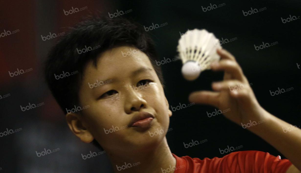 Pemain putri asal Purwokerto, Angelique Jenice Sentosa Chung, melakukan servis dalam pertandingan kelompok umur 15 tahun final Audisi Umum Djarum Beasiswa Bulutangkis 2016 di GOR Djarum, Jati, Kudus, Jumat (2/9/2016). (Bola.com/Arief Bagus)