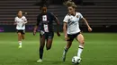 Pemain MU, Ona Batlle (kanan) mengontrol bola dibayangi pemain PSG, Baby-Jordy Benera dalam pertandingan semi final Women's French Cup 2022. (AFP/Valentine Chapuis)
