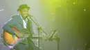 Penyanyi Glenn Fredly dalam konser 'Harmonia: Titik Balik' di Balai Sarbini, Jakarta, Kamis (14/2). Konser yang juga diisi oleh penyanyi Aderaprabu Lantip Trengginas alias Adera tersebut berlangsung tepat di hari Valentine. (Fimela.com/ Bambang E. Ros)