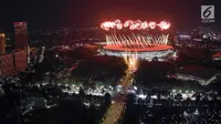 Pesta kembang api menyemarakkan upacara pembukaan Asian Games 2018 di Stadion Utama Gelora Bung Karno (SUGBK), Senayan, Jakarta, Sabtu (18/8). (Bola.com/ Iqbal Ichsan)