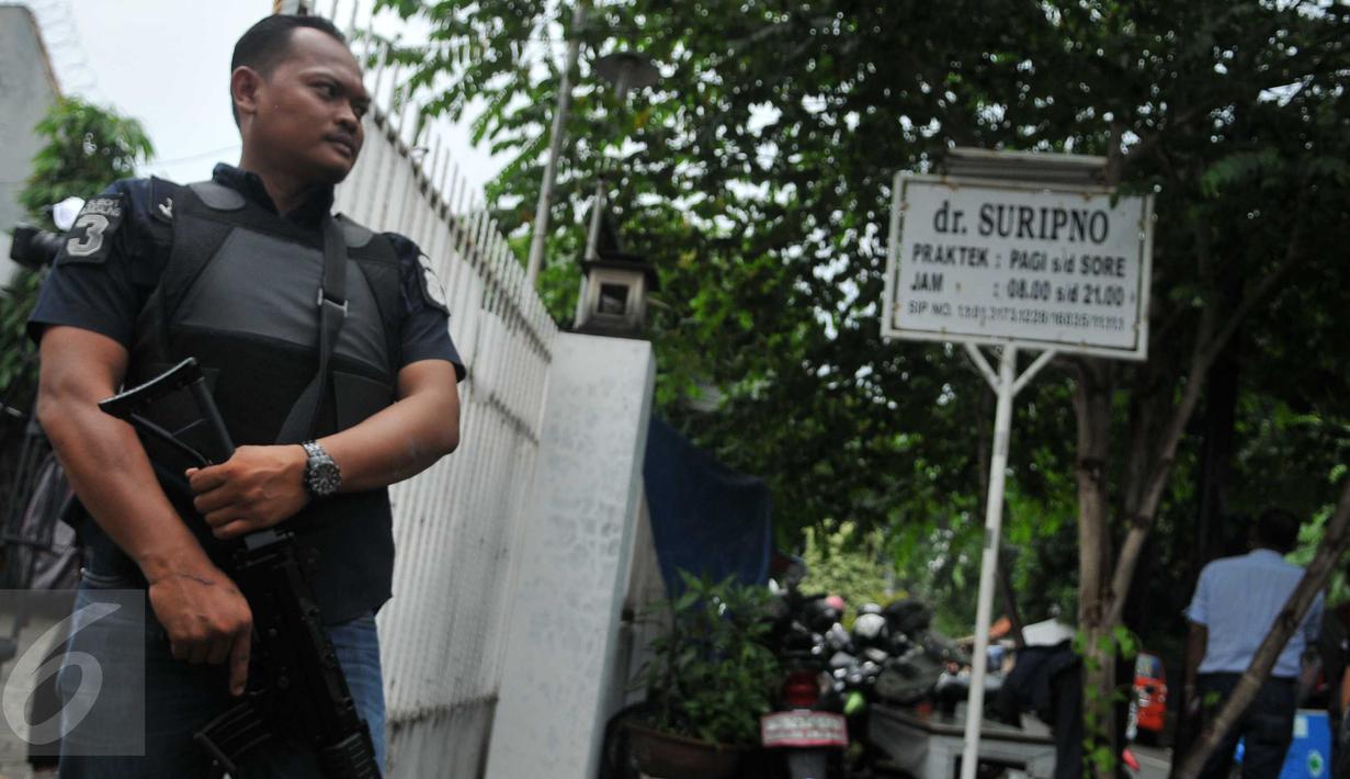 Petugas berjaga di salah satu dari dua lokasi penggerebekan klinik aborsi ilegal di kawasan Cikini, Jakarta, Rabu (24/2). Tarif aborsi di klinik tersebut bervariasi, sekitar Rp2,5-Rp10 juta tergantung usai kandungan. (Liputan6.com/Gempur M Surya)