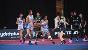 Tim Putri Universitas Pelita Harapan (putih) mengakhiri perlawanan sengit dari Institut Perbanas di babak playoffs (semifinal) Campus League 2026 Basketball Regional Jakarta dengan skor 51-37 di Basketball Court UPH, Tangerang, Sabtu (30/5/2026). (Bola.com/Campus League)