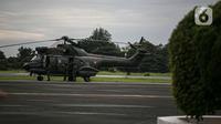 Helikopter TNI AU siap untuk diberangkatkan mencari Sriwijaya Air SJ 182 di Lanud Halim Perdanakusuma, Jakarta, Minggu (10/1/2021). TNI AU memberangkatkan pesawat CN-295, helikopter jenis Caracal, dan helikopter Super Puma NAS-332 untuk mencari Sriwijaya Air SJ 182. (Liputan6.com/Faizal Fanani)