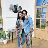 Meski terpaut usia 7 tahun lebih muda, Tengku Tezi terlihat romantis saat bersanding dengan Tyas Mirasih. Potret kebersamaan mereka kerap panen pujian dari netizen. (Liputan6.com/IG/@tyasmirasih).