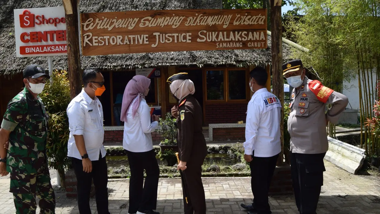 Kajari Garut Neva Sari Susanti bersama Forkpimda Garut, meresmikan Kampung Restorative Justive di Desa Sukalaksana, Samarang, Garut.