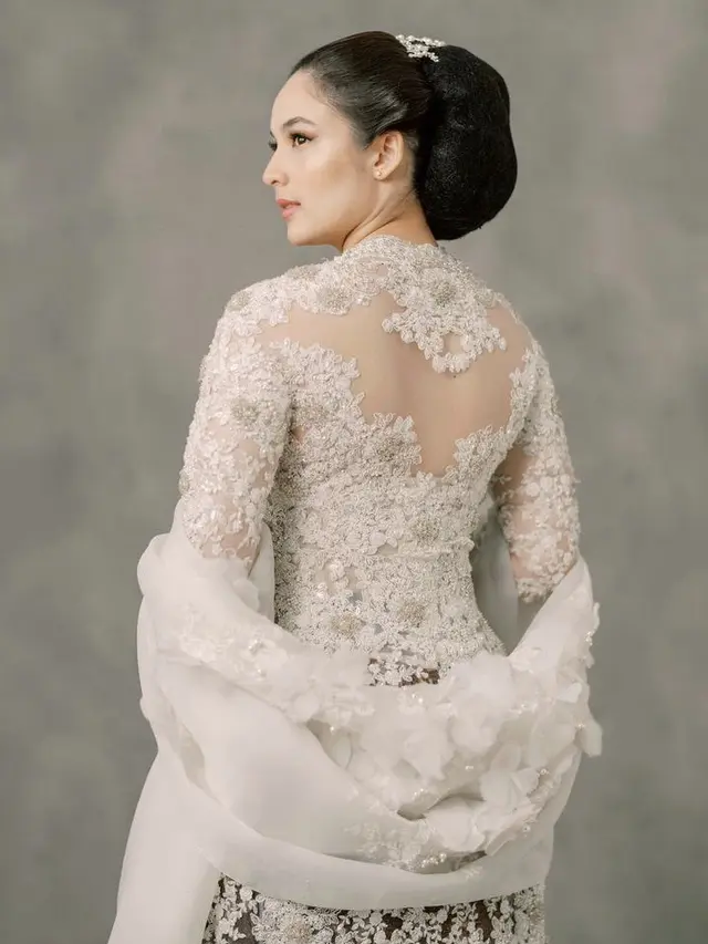 Pesona Chelsea Islan Dibalut Kebaya Putih, credit: Instagram (@chelseaislan)